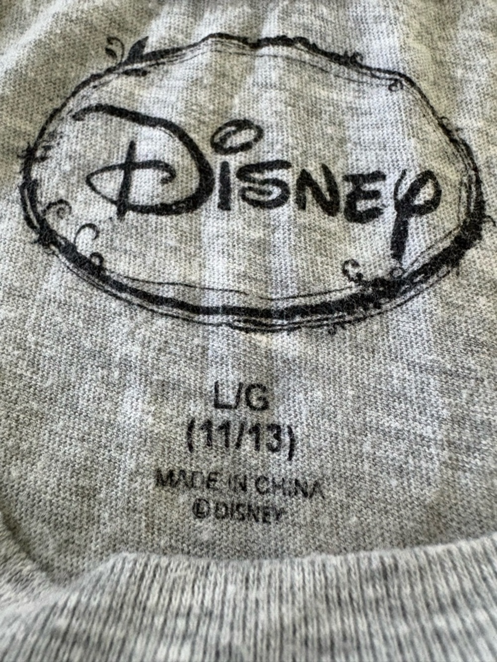 Disney Grey Tee Mickey & Minnie kiss heart Graphic juniors 11/13 - Picture 3 of 7
